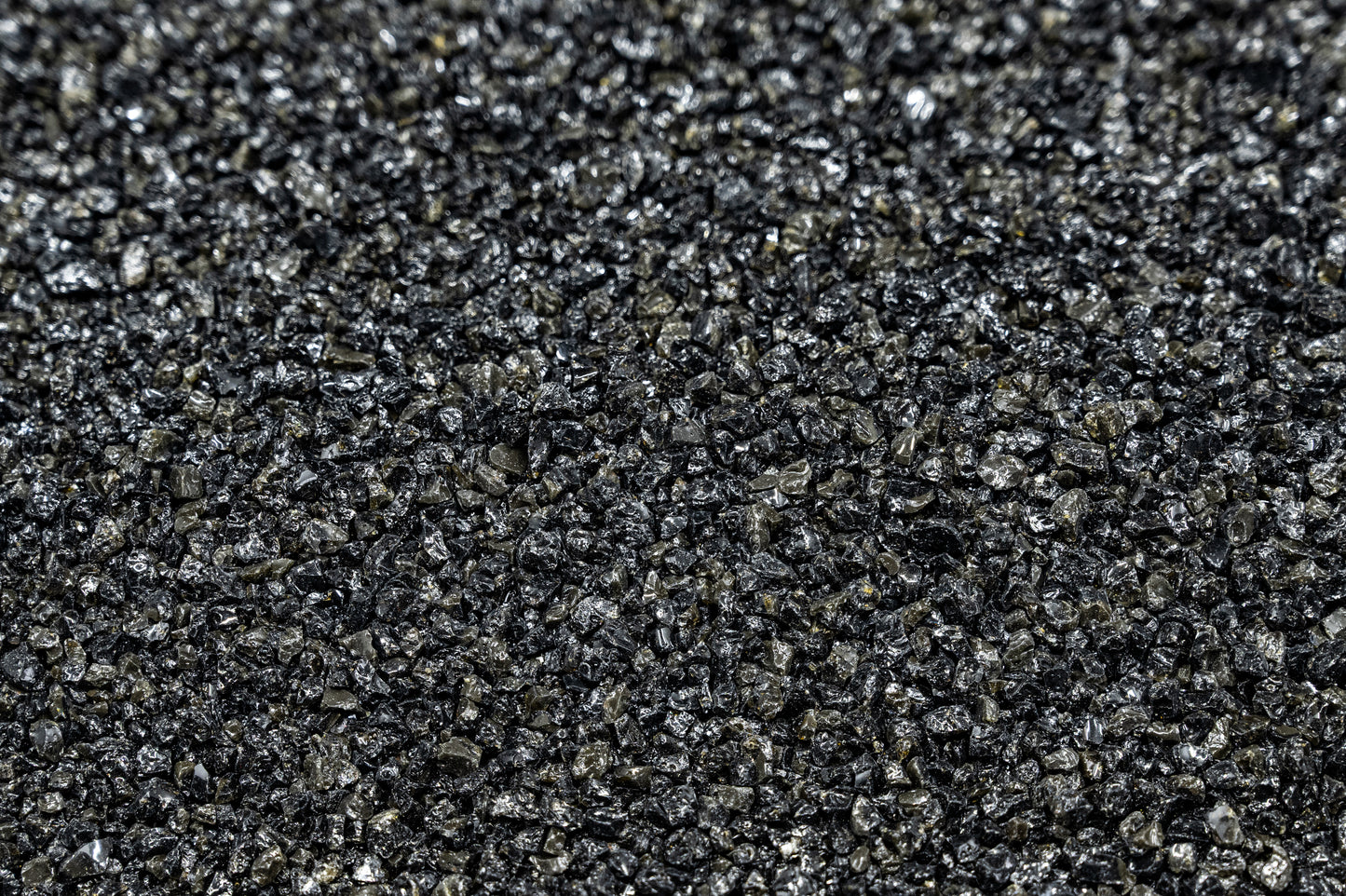 A black coarse volcanic sand for all aquariums, invertebrates and reptiles.